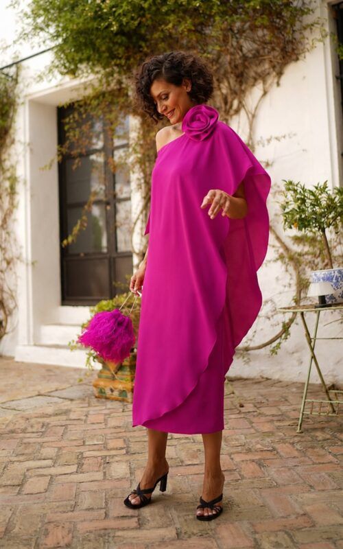 vestido midi con capa en color buganvilla para invitada