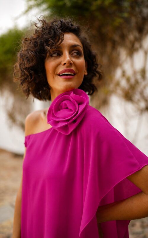 vestido midi con capa en color buganvilla para invitada