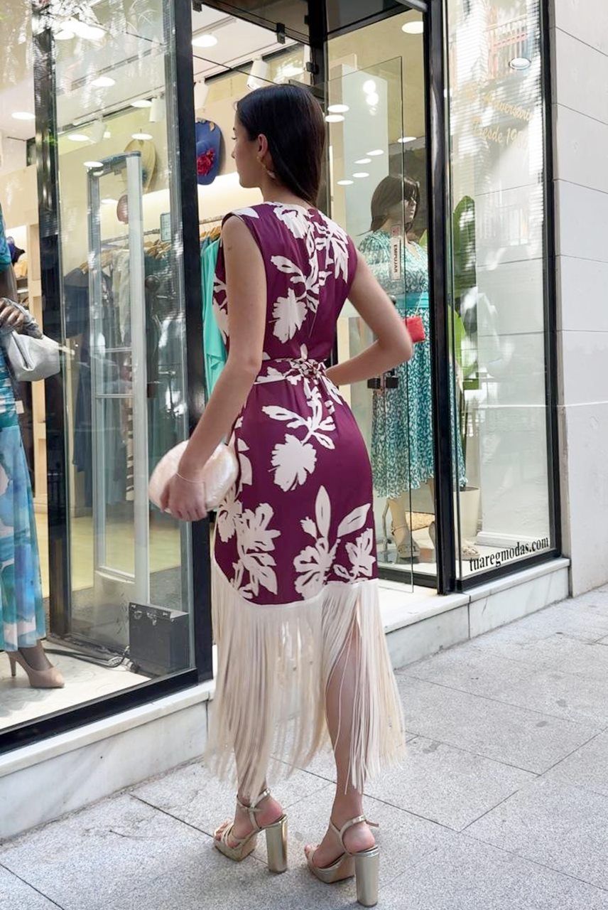 vestido de flecos estampado burdeos para invitadas