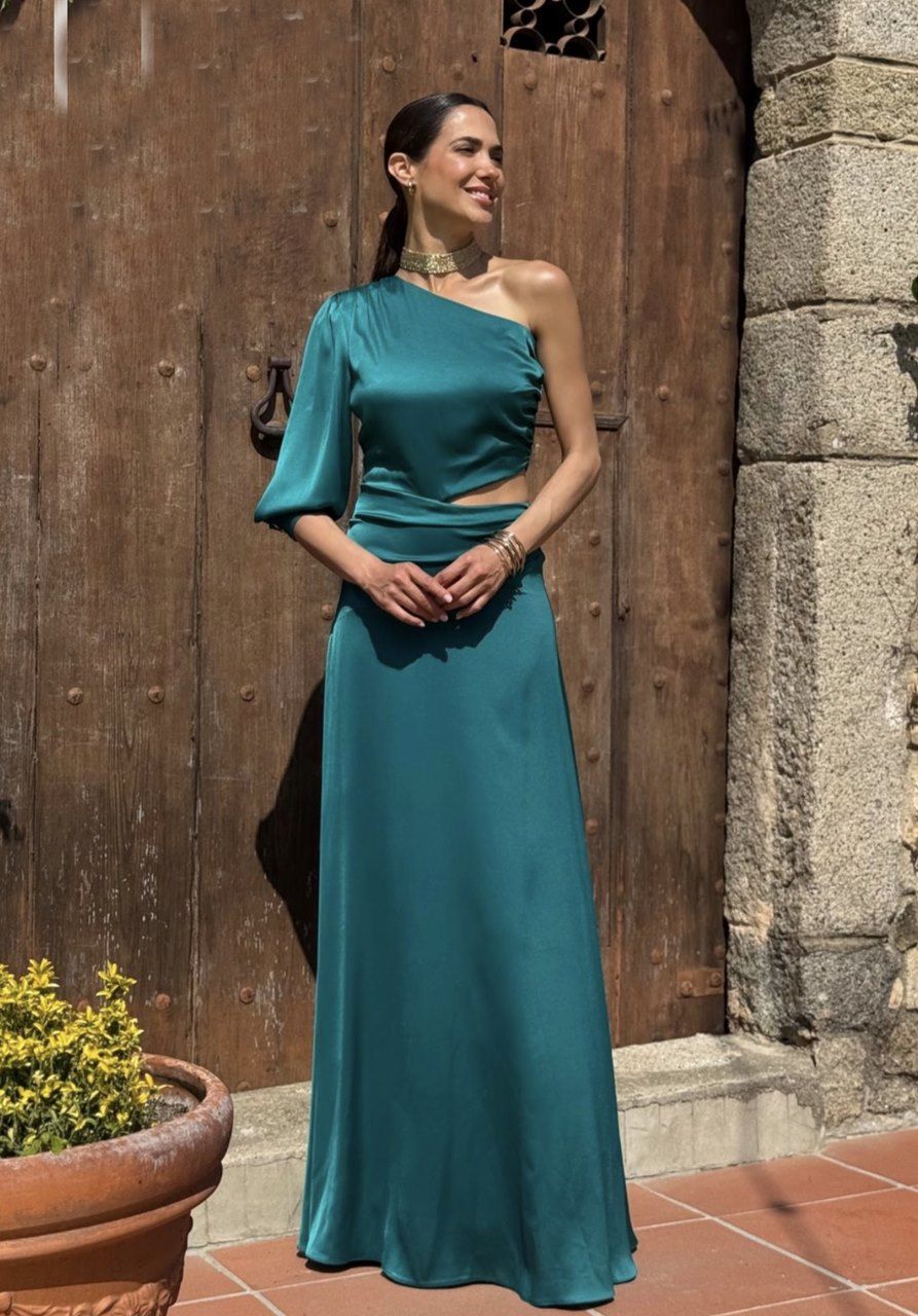 vestido largo de raso asimétrico en color azul petroleo para invitadas a graduaciones y bodas