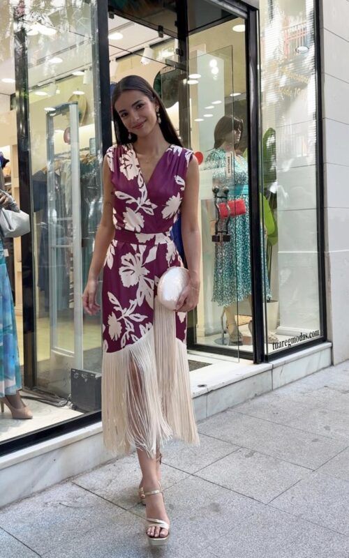 vestido de flecos estampado burdeos para invitadas