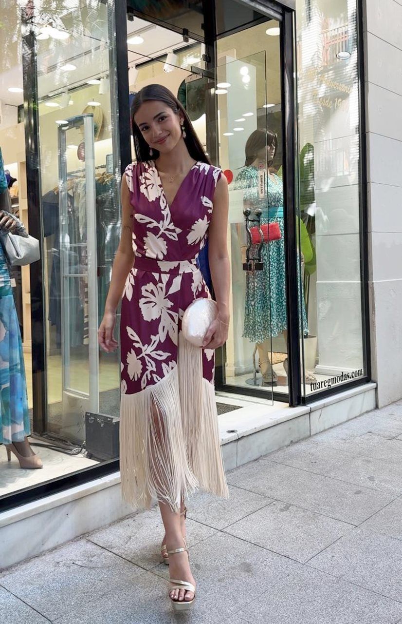 vestido de flecos estampado burdeos para invitadas