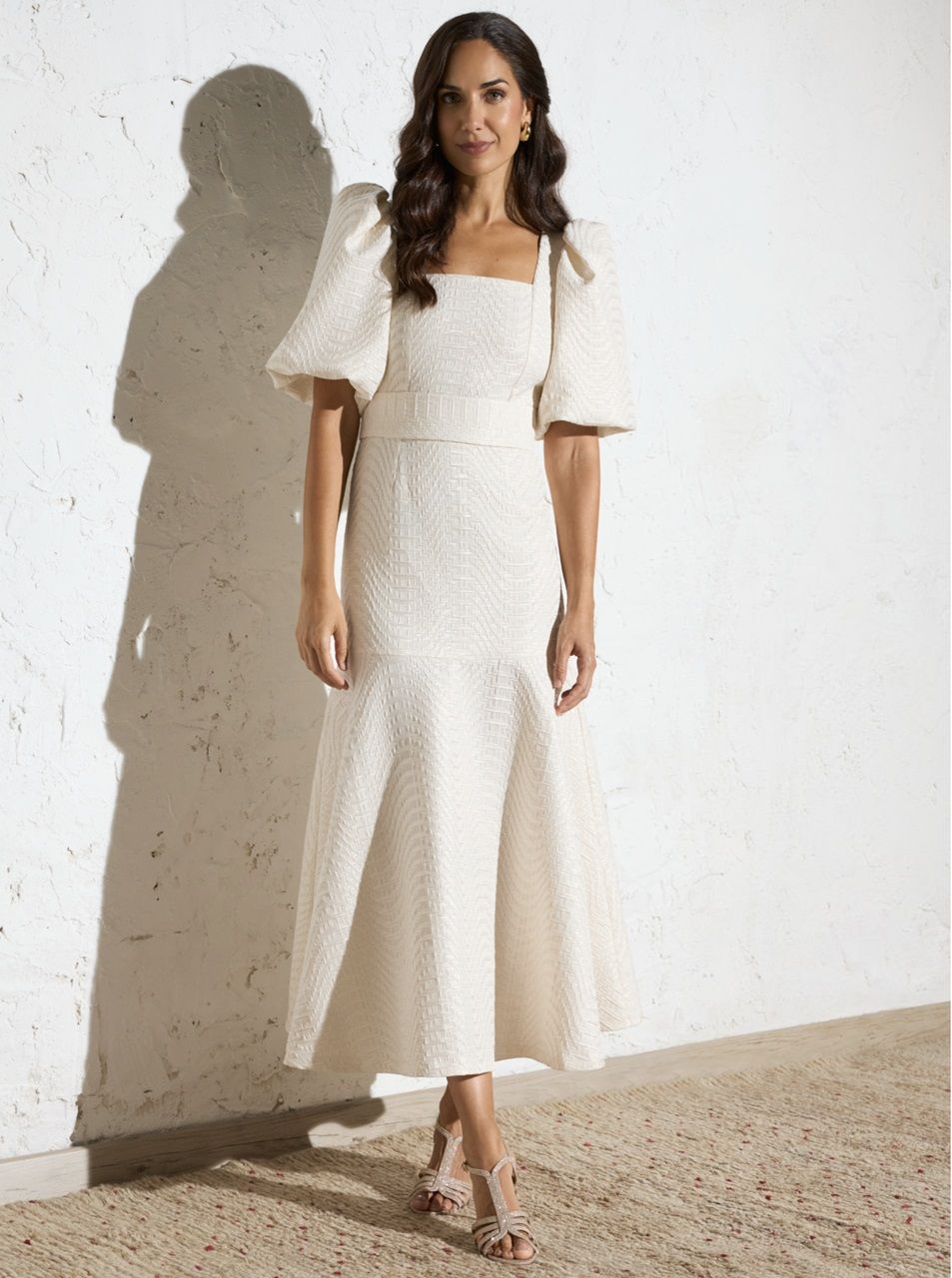 vestido-midi-volante-invitada-elegante-marfil