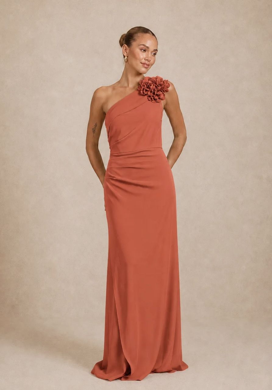 vestido largo asimétrico en color teja para invitadas a bodas y graduaciones