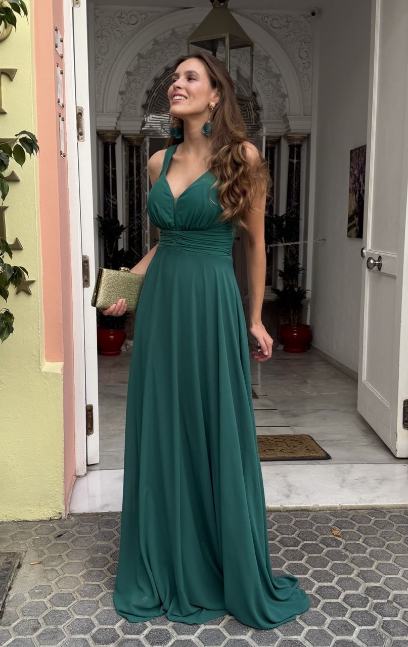 vestido largo verde con encaje en la espalda para invitadas a bodas y graduaciones