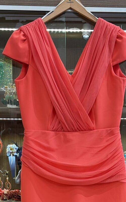 vestido midi para invitada en manga corta con tul drapeado color coral