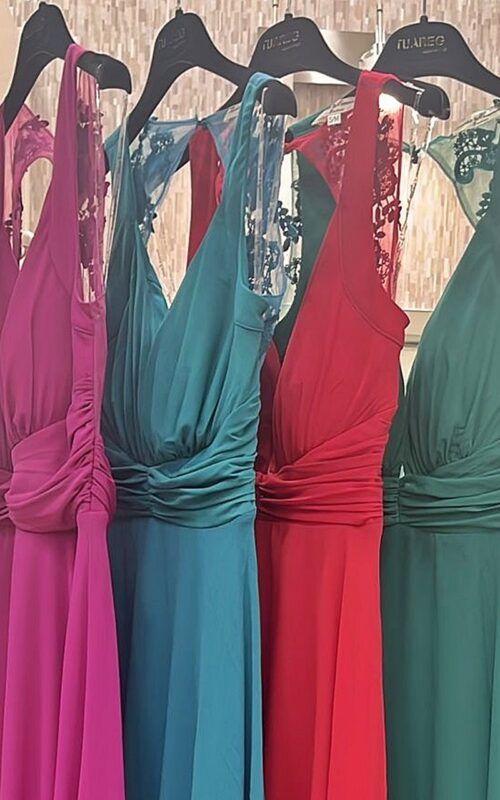 vestido largo de gasa para bodas y graduaciones en color buganvilla, rojo, verde y azul pato