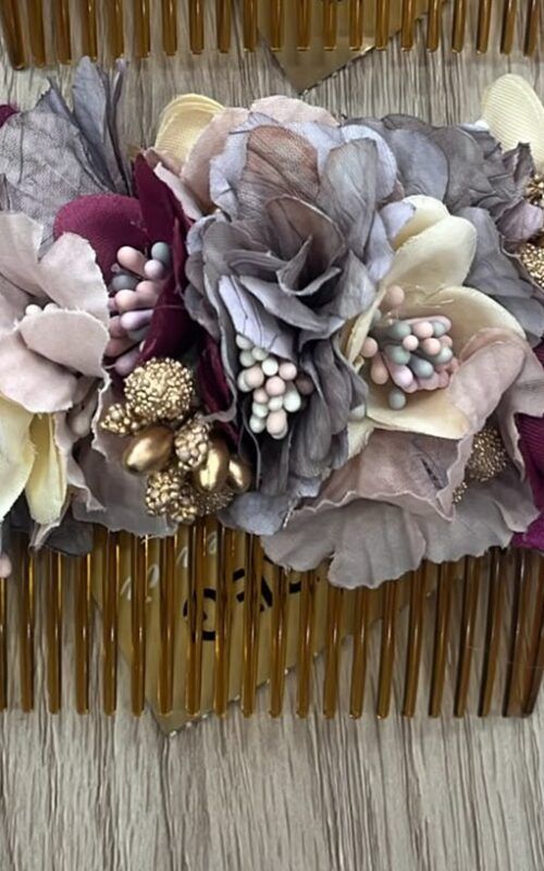 peinecillos de flores en tonos combinados para invitadas