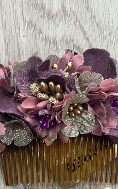 peinecillos de flores en tonos combinados para invitadas