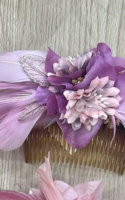 peinecillo con plumas para invitadas
