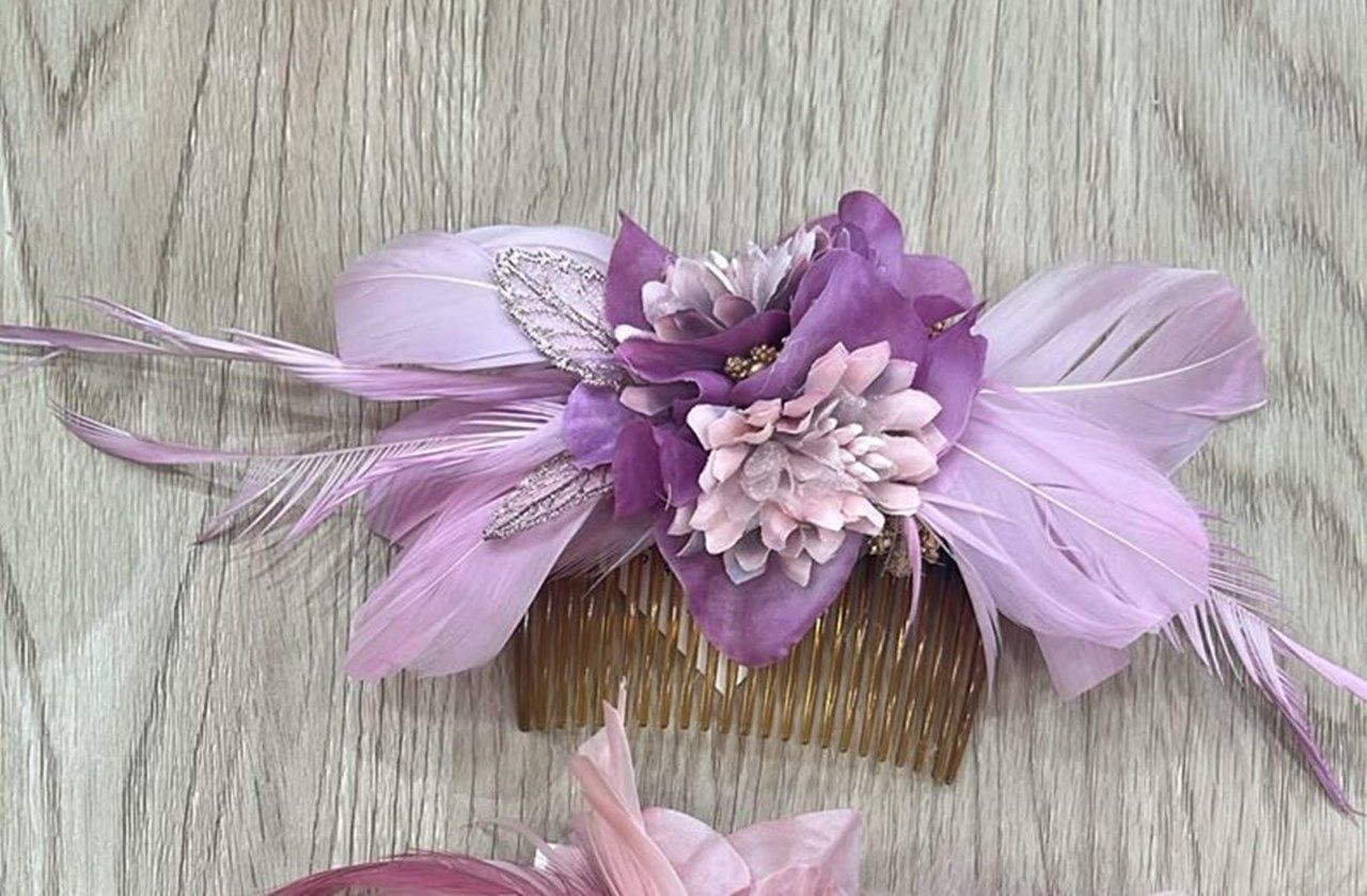 peinecillo con plumas para invitadas
