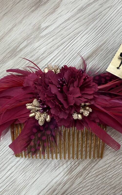peinecillo mediano de flores y plumas para invitadas