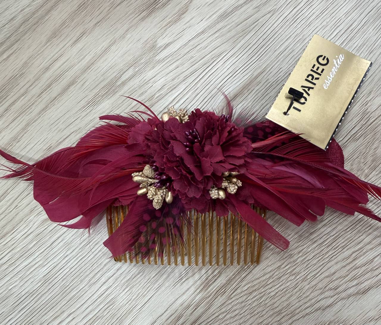 peinecillo mediano de flores y plumas para invitadas