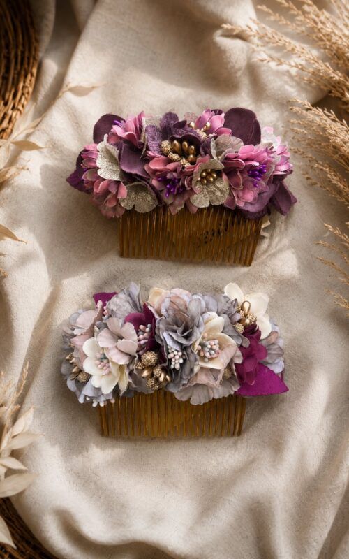peinecillos de flores en tonos combinados para invitadas