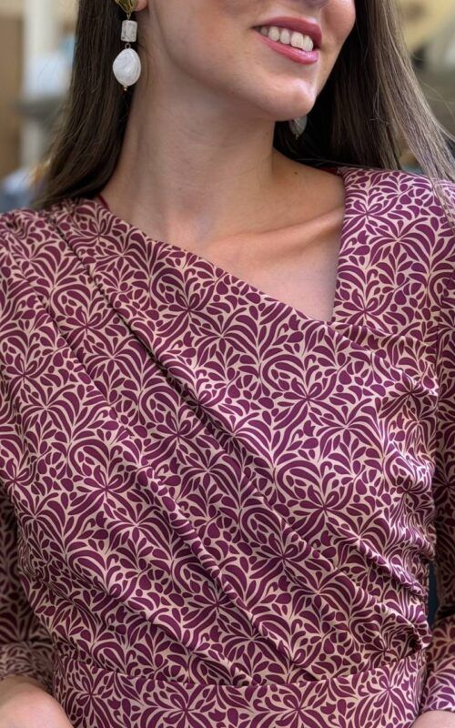 vestido estampado midi en tonos burdeos para invitada
