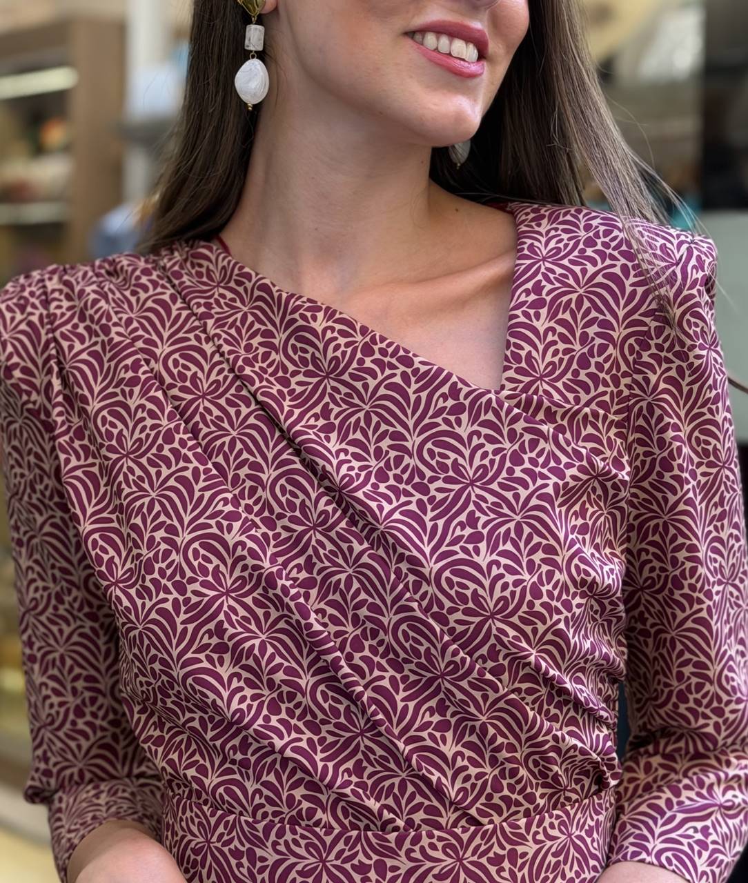 vestido estampado midi en tonos burdeos para invitada