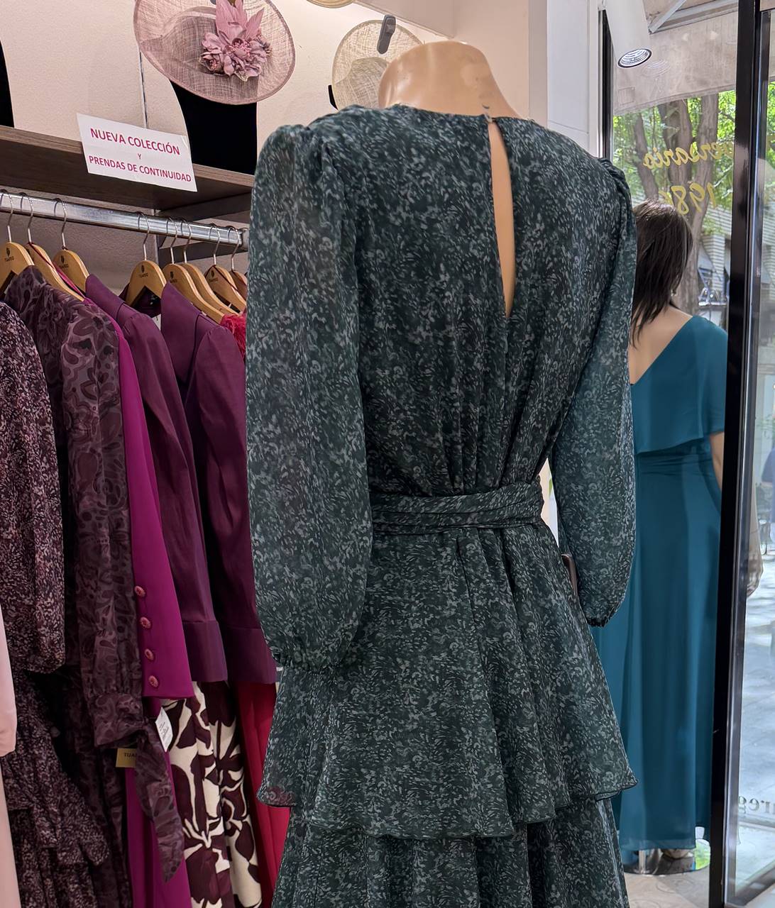vestido volantes de gasa estampada en verde botella para invitadas