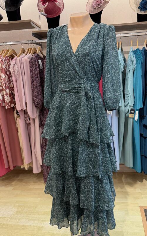 vestido volantes de gasa estampada en verde botella para invitadas