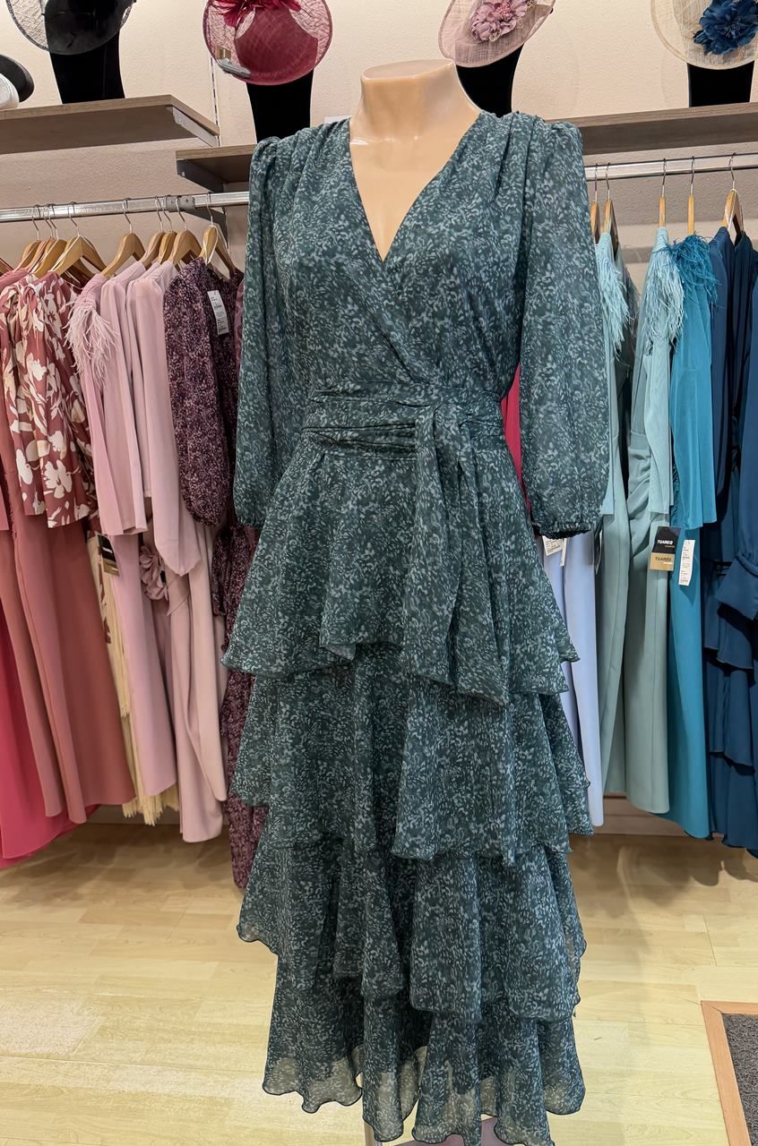 vestido volantes de gasa estampada en verde botella para invitadas
