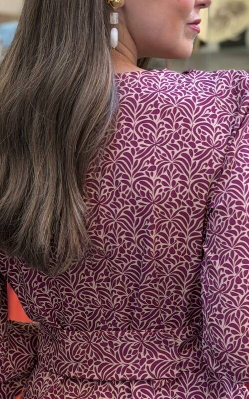 vestido estampado midi en tonos burdeos para invitada
