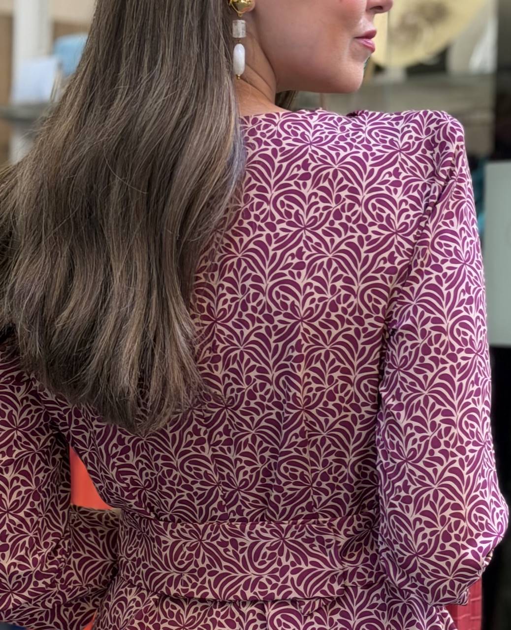 vestido estampado midi en tonos burdeos para invitada