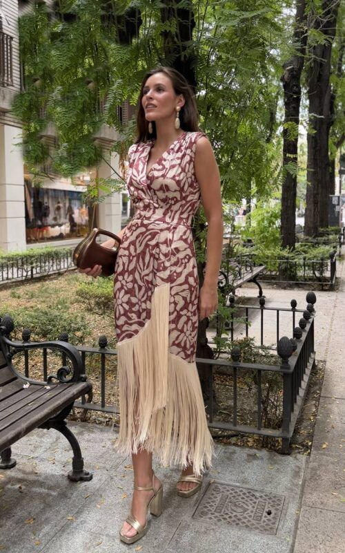 vestido de flecos sin mangas en raso para invitadas