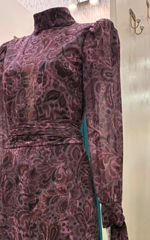 vestido para invitada en gasa estampada color ciruela