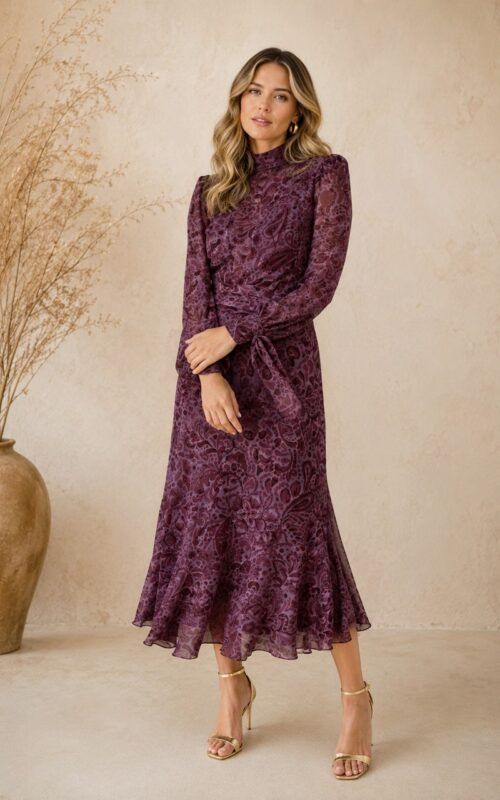 vestido midi para invitada en gasa estampada color ciruela