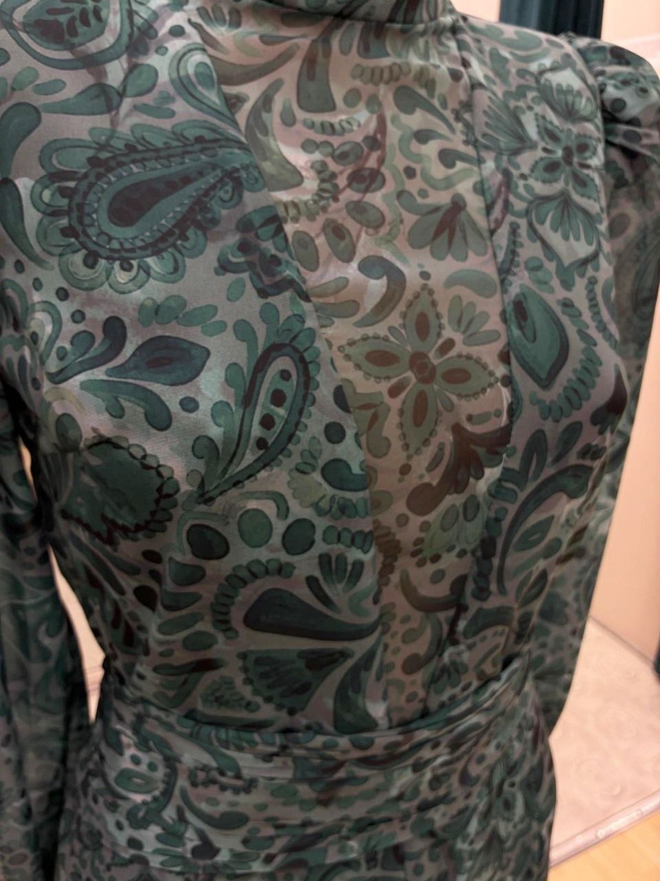 vestido estampado verde botella en gasa para invitadas