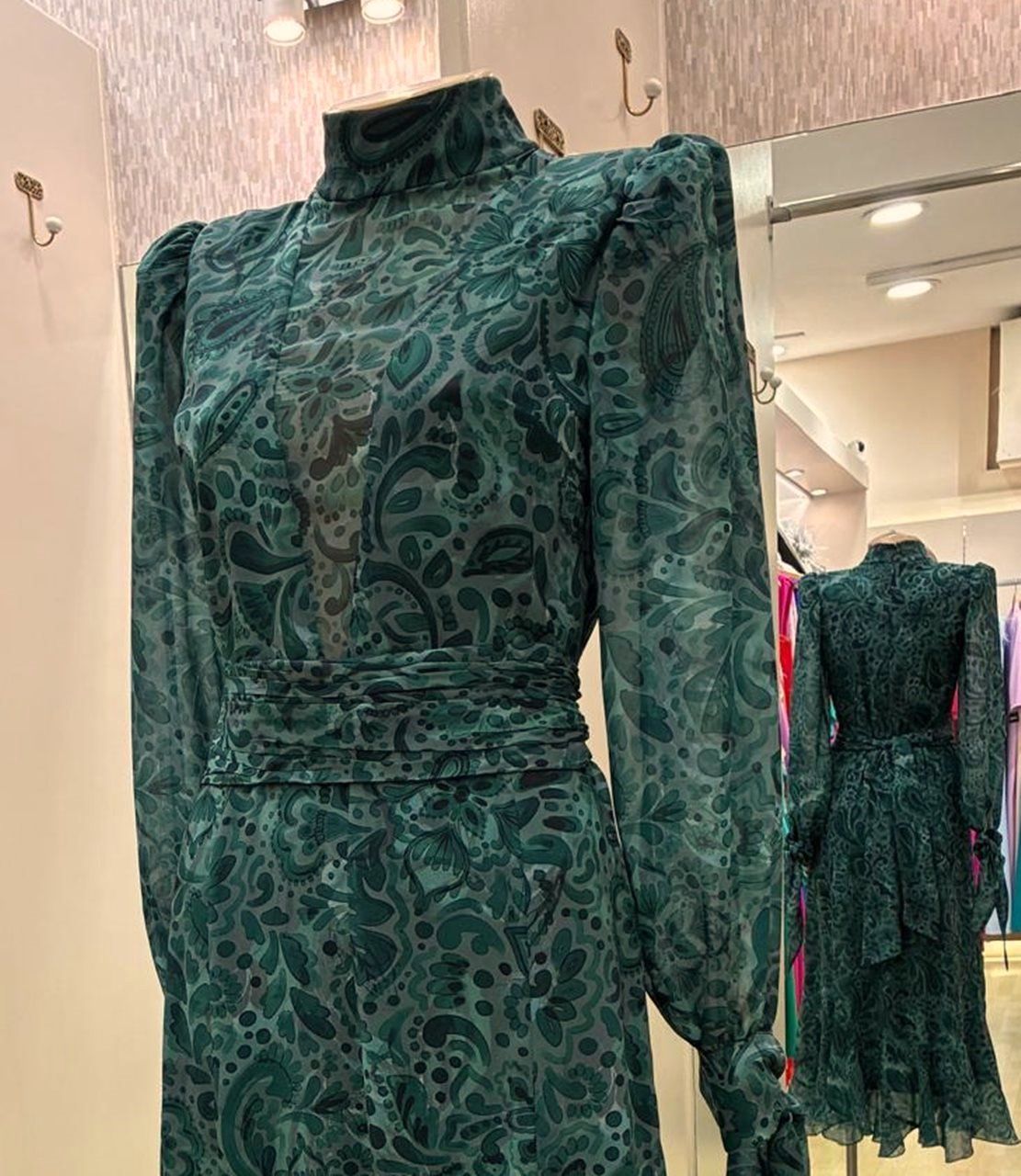 vestido estampado verde botella en gasa para invitadas