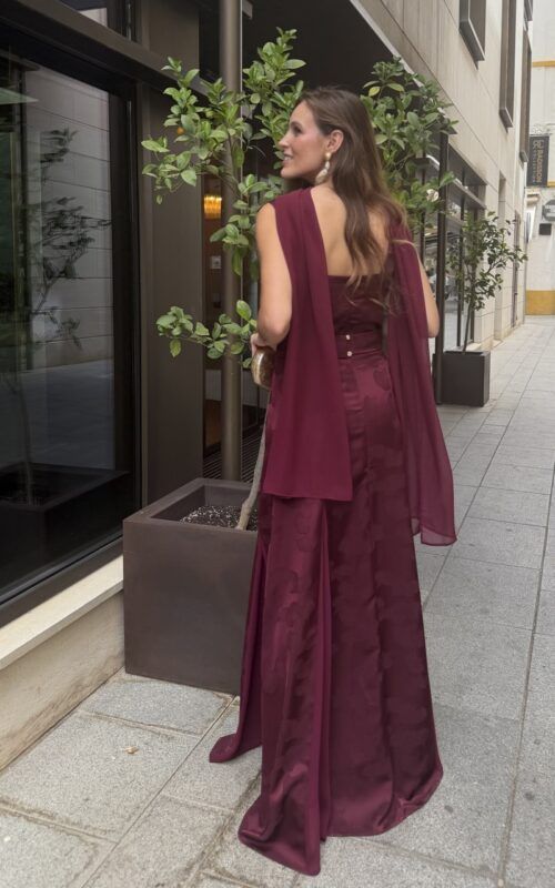 vestido largo de fiesta burdeos con foular para invitadas a bodas