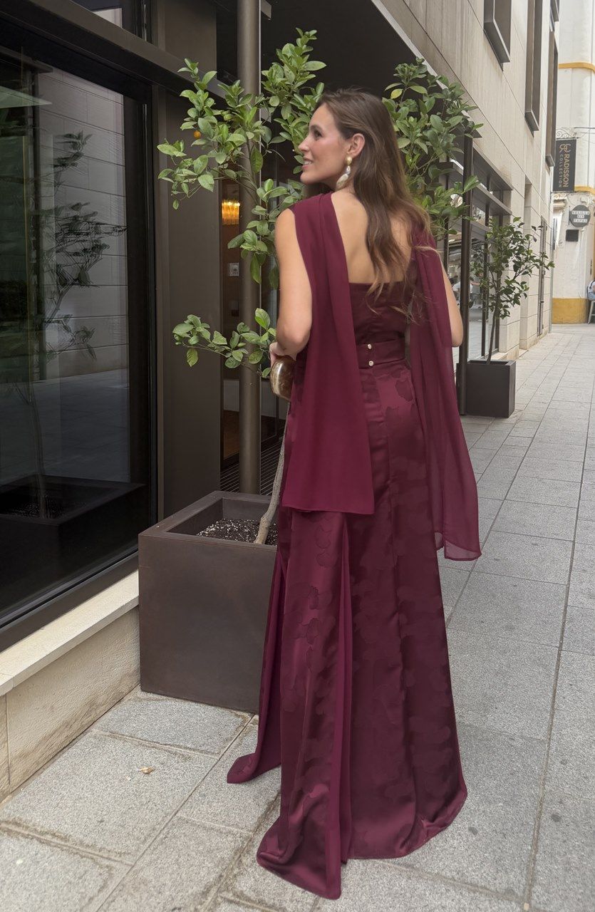 vestido largo de fiesta burdeos con foular para invitadas a bodas