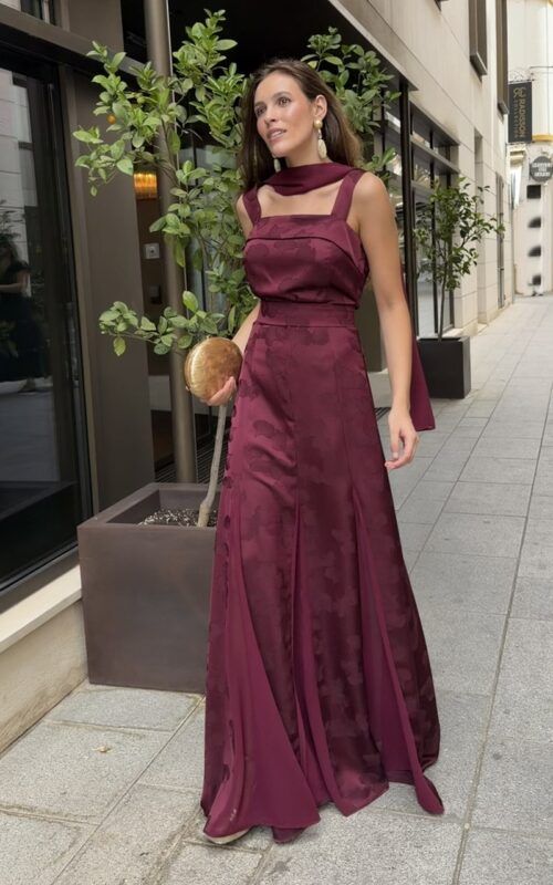 vestido largo de fiesta burdeos con foular para invitadas a bodas