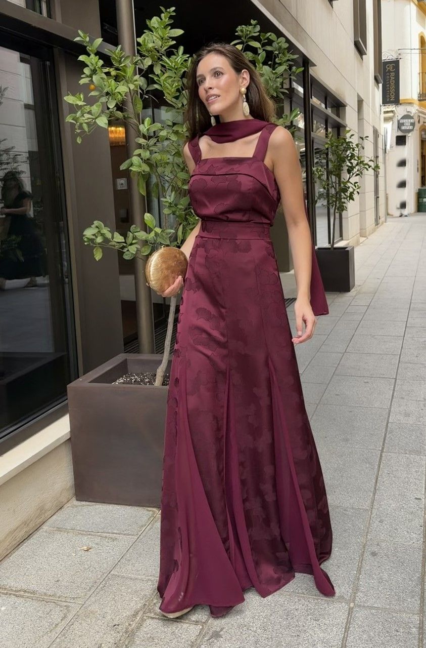 vestido largo de fiesta burdeos con foular para invitadas a bodas