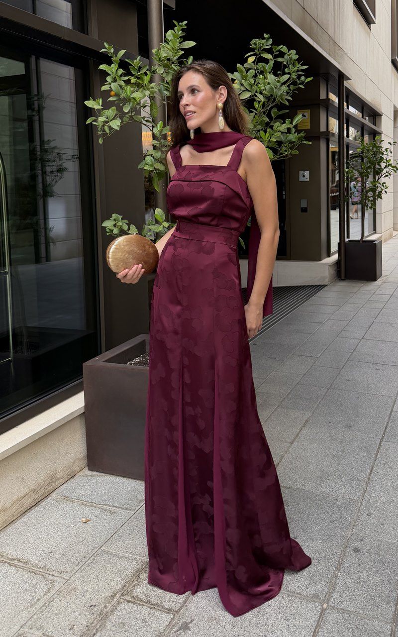 vestido largo de fiesta burdeos con foular para invitadas a bodas