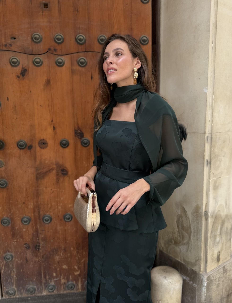 vestido midi con peplum para invitadas