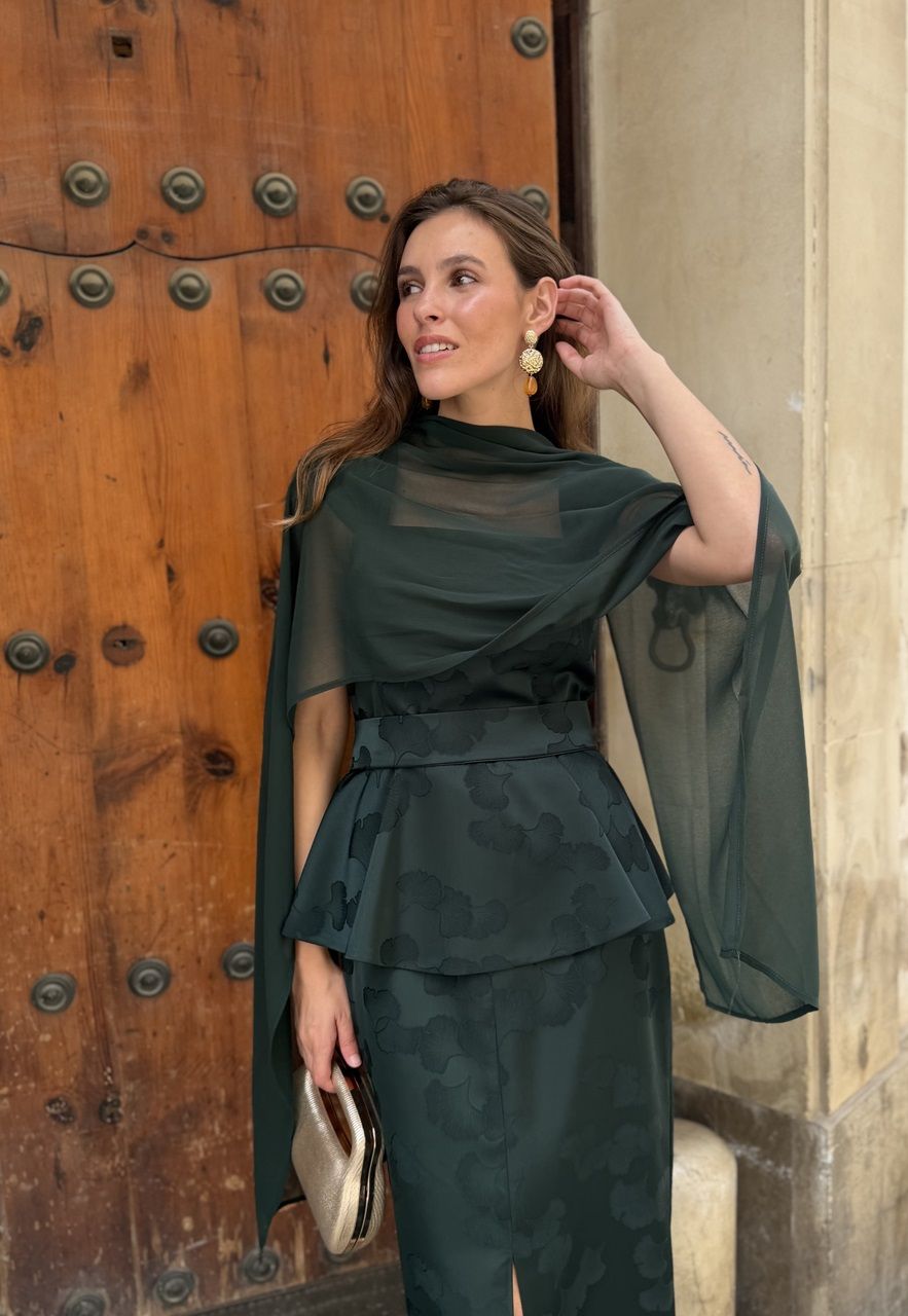 vestido midi con peplum para invitadas
