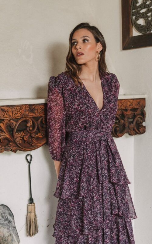 vestido para invitada en color berenjena en gasa estampada
