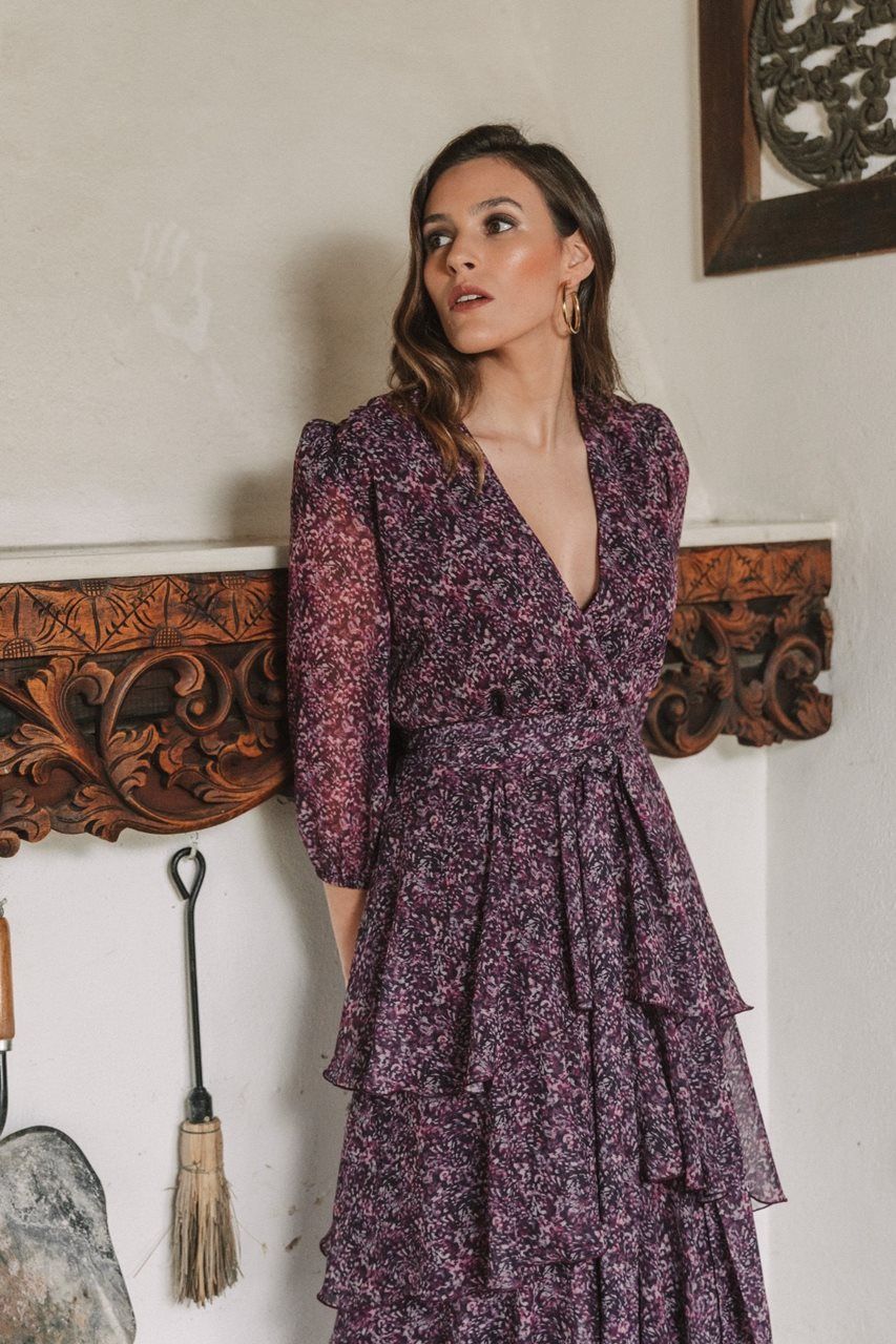 vestido para invitada en color berenjena en gasa estampada
