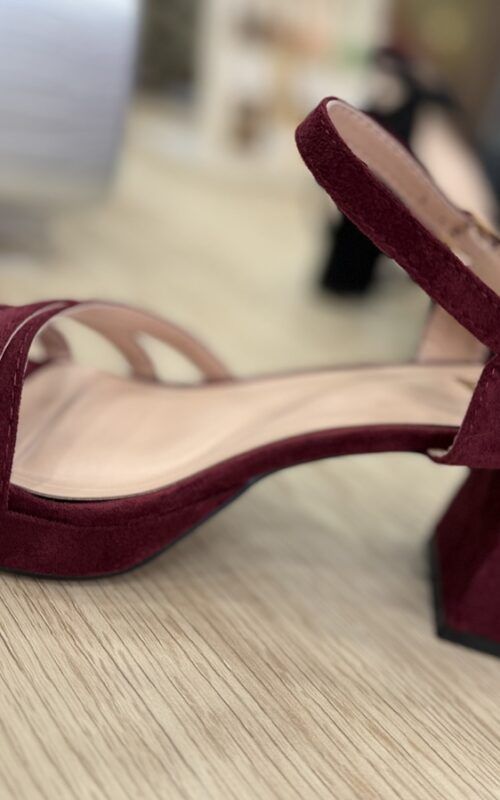 sandalias para invitadas en color burdeos de tacón medio