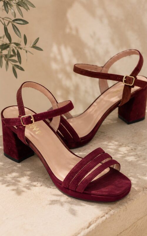 sandalias para invitadas en color burdeos de tacón medio