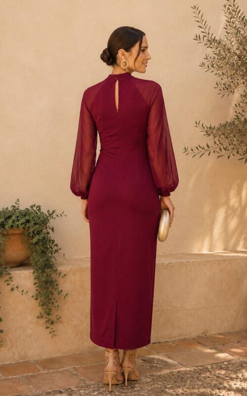 vestido burdeos entallado con mangas de gasa para invitadas a bodas