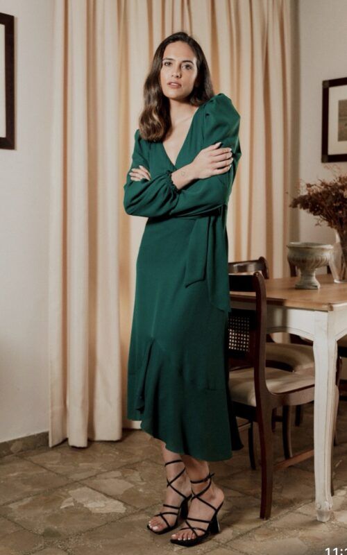 vestido midi de gasa con laza en verde botella para bodas y eventos