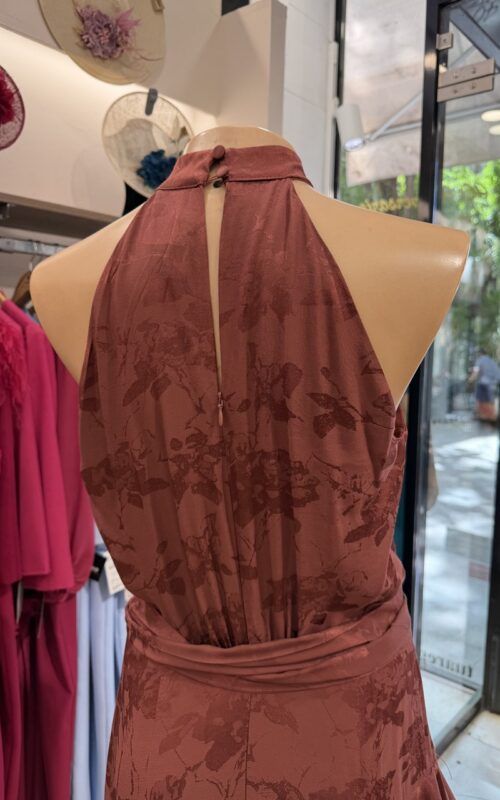 vestido largo cuello halter para invitadas