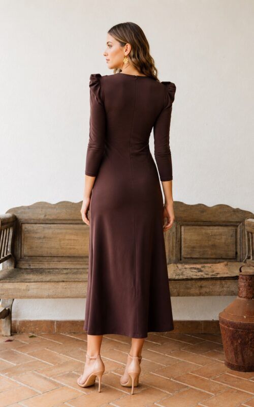 vestido marrón en punto de seda para invitadas