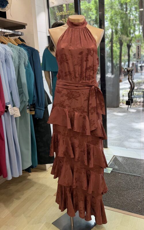 vestido de volantes en tejido jacquard marrón para invitadas