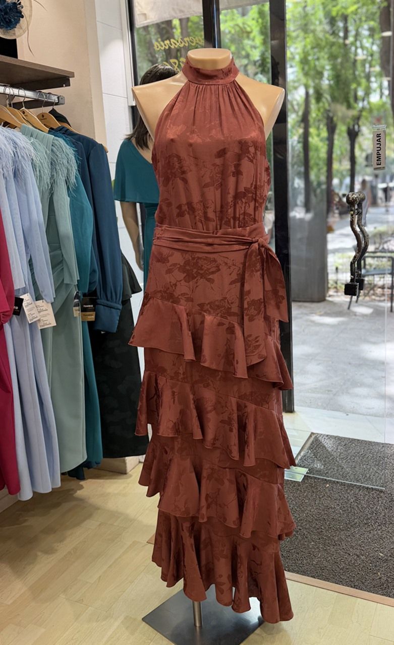 vestido de volantes en tejido jacquard marrón para invitadas