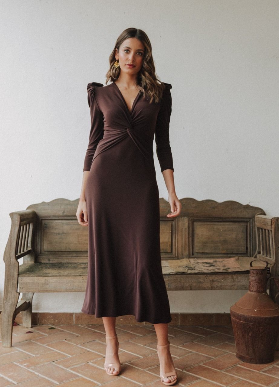 vestido marrón en punto de seda para invitadas