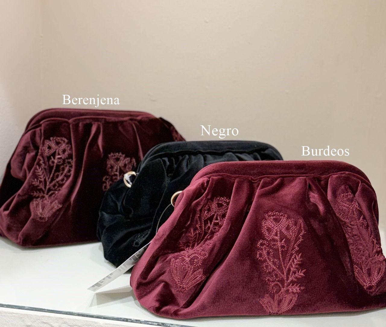 Bolso de terciopelo para eventos en color berenjena, burdeos o negro