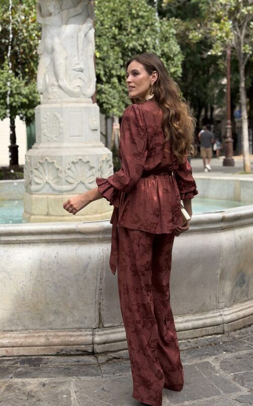conjunto terracota de pantalón y chaqueta fluida para bodas y eventos